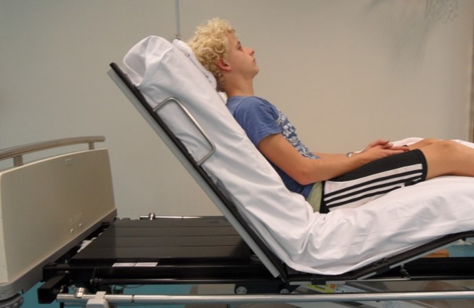 hoofdsteun omhoog in hoek van 60 graden