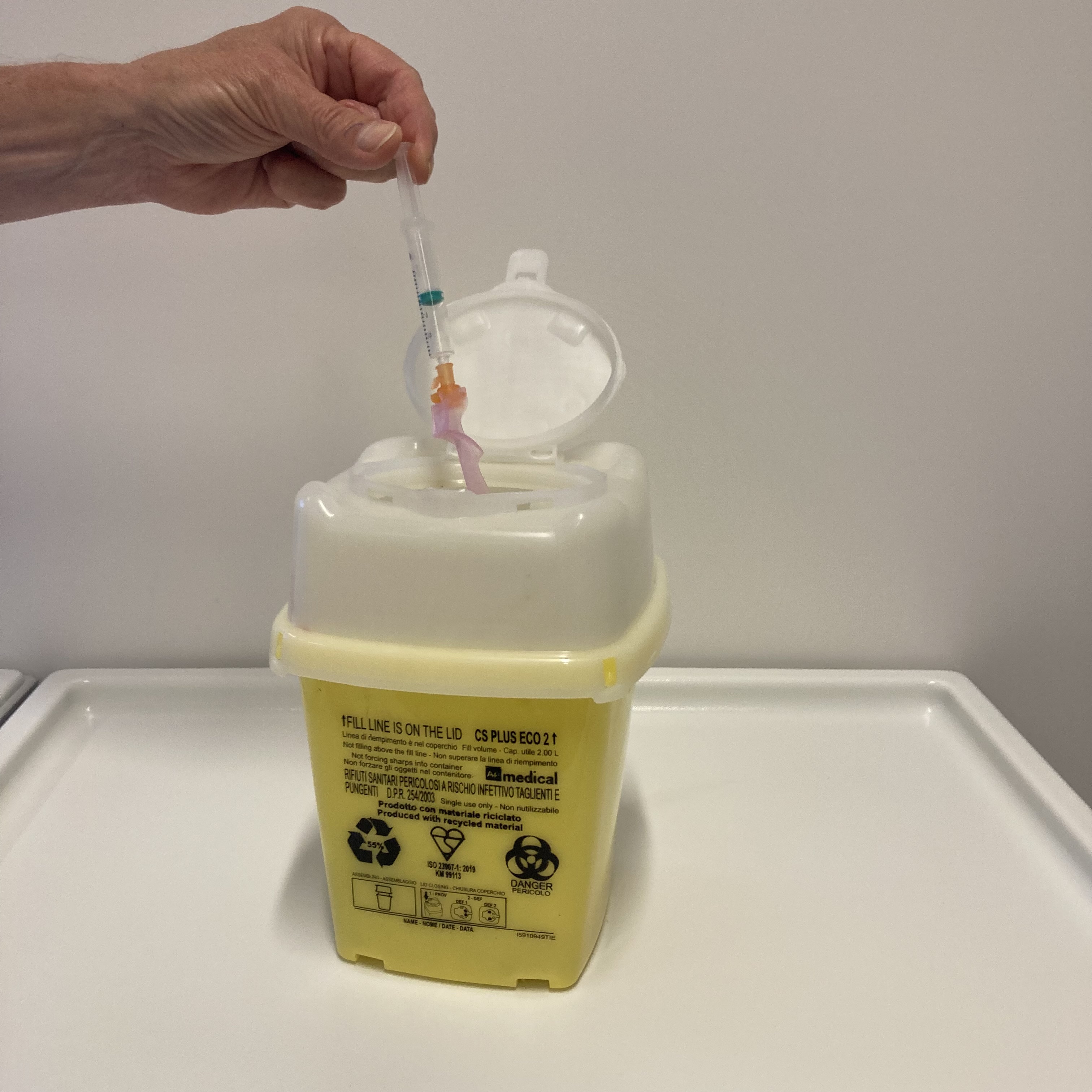 Gooi daarna de injectiespuit met de naald in de naaldcontainer