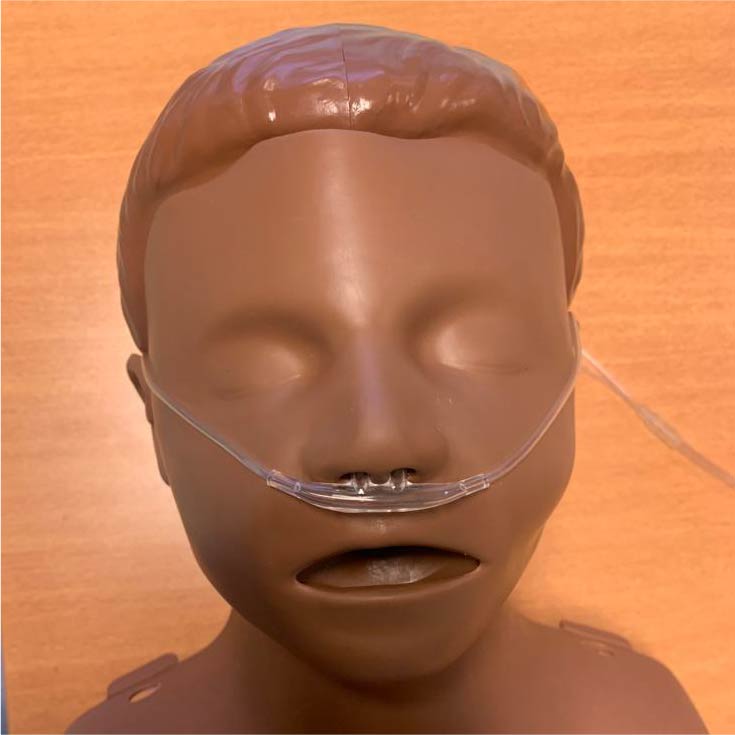 Kind met zuurstofbril in neus