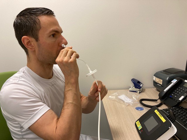 foto van het doen van een nasale NO-meting